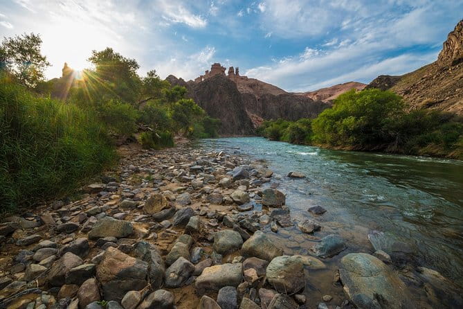 4-Day Altyn Emel Park + Kolsai & Kaindy Lakes + Charyn Canyon jeep-tour - Day two: colorful rock and a 700-year-old willow